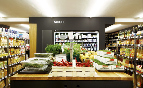 Klare Linie: Das Sortiment wird nach Themen gegliedert präsentiert, gekühlte und Trockensortimente zusammengefügt.