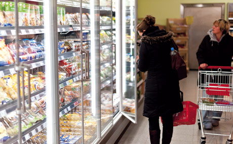 Standard bei Neuinvestitionen, aber auch leicht nachrüstbar: Glastüren für TK-Regale.