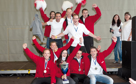 Rheinischer Glu?cksmoment: Das Team Viva Colonia der Rewe West bewies an beiden Wettkampftagen einen ku?hlen Kopf und Siegeswillen. Die Kölner holten sich souverän die Goldmedaille und den Titel „STAR TEAM“. Der Pott hat damit fu?r die nächsten zwölf Monate seine neue Heimat in der Domstadt gefunden.