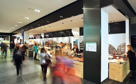 Marktcharakter: im Basement präsentieren verschiedene Händler ihre Waren wie auf dem Markt.