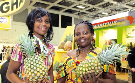 Ananas: Frauen aus Ghana präsentieren das Fruchtangebot des Landes. (Bildquelle: Fruit Logistica)