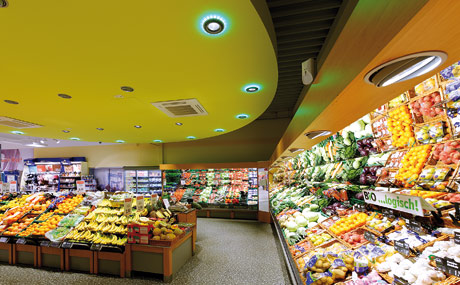 Die hochwertige LED-Beleuchtung von Ansorg in der Obst- und Gemüseabteilung ist die Besonderheit im Sky-Verbrauchermarkt in Kiel.