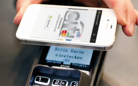 Smartphones verändern das Bezahlverhalten. (Bildquelle: EuroCis)