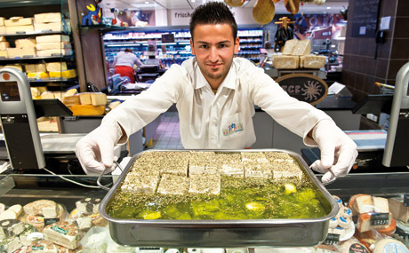 Arbeiten an der Käse-Bedienungstheke macht Spaß – wie hier im Nu?rnberger Perfetto zu sehen. Doch damit allein ist es nicht getan: Wer eine solche Theke erfolgreich betreiben will, braucht eine gehörige Portion Fachwissen, eine gute Organisation im Hintergrund und kaufmännisches Geschick. (Bildquelle: Geisler)