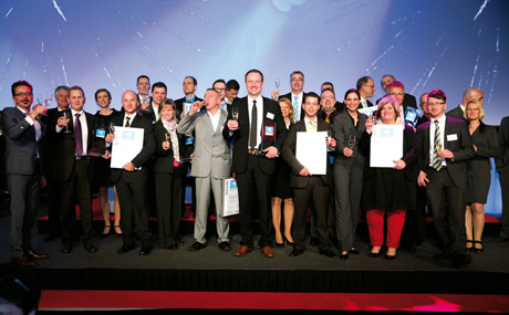 Mit einem Glas Sekt auf der Bühne endet für Prämierte und Nominierten die Preisverleihung.