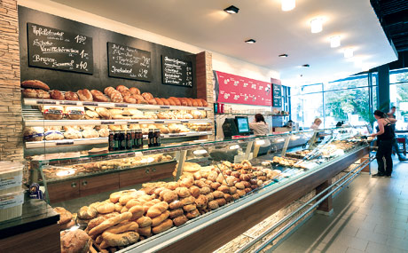 Einladend: Viele Kunden verzehren Kuchen oder Tagesgerichte aus Eigenproduktion direkt im an die Bäckerei angegliederten Bistro.