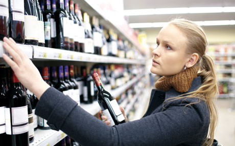 Ob Alkohol oder Zigaretten: Der Handel nimmt eine zentrale Rolle beim Jugendschutz ein. (Bildquelle: Shutterstock)