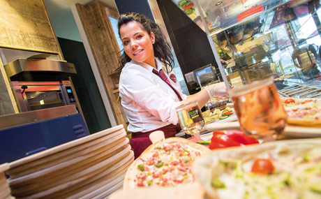 Das SB-Angebot bleibt erhalten. Neu im Deli: Vor den Augen der Kunden wird zubereitet (l.), und es wird bedient. (Bildquelle: Back-Factory)