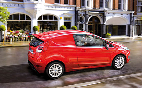 Ford Fiesta Van: Die Kombination eines Kleinwagens mit einem Van – Er verbindet Fahreigenschaften und Effizienz mit der Funktionalität eines Nutzfahrzeugs. Agil im Stadtverkehr macht er auch beim Be- und Entladen eine gute Figur.