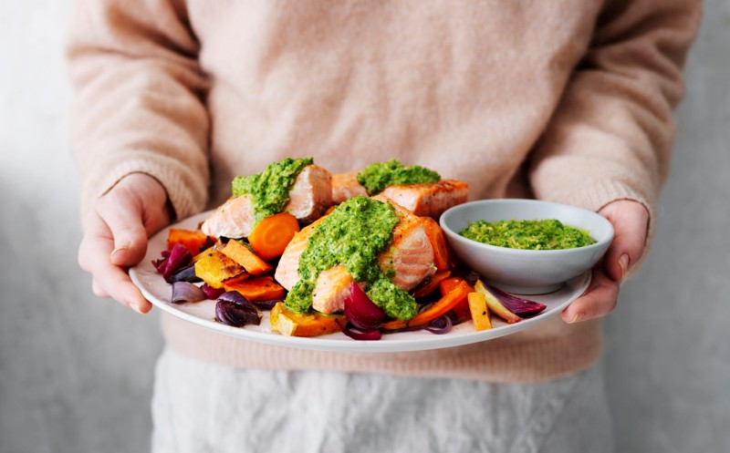 Stekt lax med ugnsrostade rotfrukter och grönkålspestoRecept-ID 725095Buffe nr 01-2019Utgivning 18 januari 2019Restriktioner: Bilden får användas efter att aktuellt nummer nått konsument.