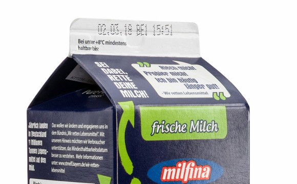 „Riech mich! Probier mich!“ MHD-Hinweis auf Milch:  
ALDI SÜD macht sich stark gegen Lebensmittelverschwendung 
- Erklärung zum Mindesthaltbarkeitsdatum auf Milchverpackungen 
- Discounter testet neue Kennzeichnung in 400 Filialen
- Kooperation mit bayerischem Ernährungsministerium
Mülheim a. d. Ruhr (19.02.2018) „Riech mich! Probier mich! Ich bin häufig länger gut!“ – diesen Hinweis finden ALDI SÜD Kunden in Süddeutschland nun auf ihren Frischmilch-Verpackungen. Damit weitet der Discounter seine Maßnahmen gegen Lebensmittelverschwendung aus. Angestoßen wurde die im deutschen Lebensmitteleinzelhandel bislang einzigartige Initiative vom bayerischen Staatsministerium für Ernährung, Landwirtschaft und Forsten (StMELF) sowie vom bayerischen Bündnis „Wir retten Lebensmittel“, dem sich auch der ALDI SÜD Lieferant Gropper angeschlossen hat.
